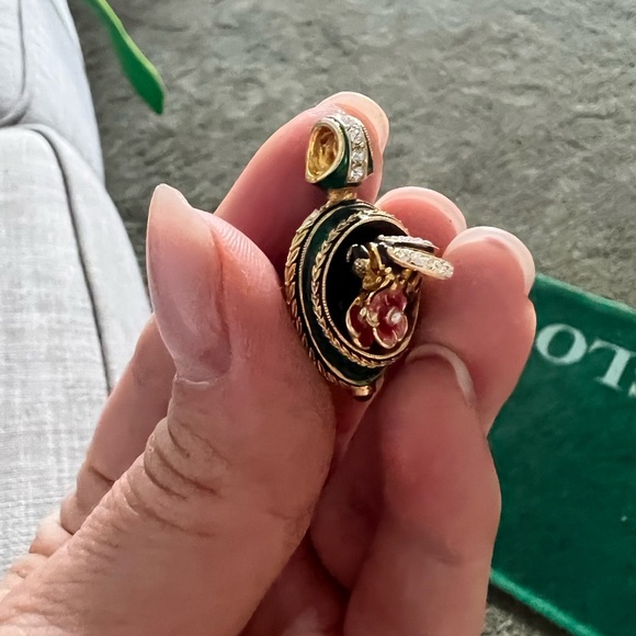 Stunning bee on the flower egg pendant - Picture 5 of 7